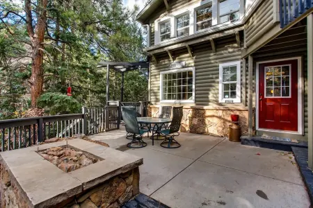 Timeless 100 Year Old Creekside Cabin Near Red Rocks. King Size Bed.