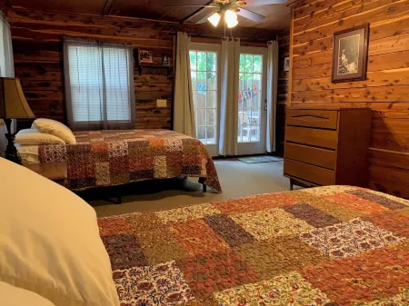 Beautiful Log Cabin. Sleeps 2-8. Reds Landing Boat Ramp .5 mi Away. A+ Fishing.