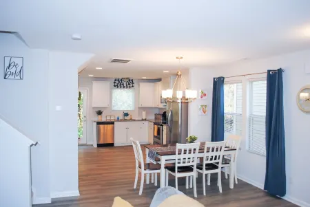 Serene Beautiful Townhouse ~ 5min from PNC Arena Отели в г. Уэйк