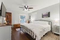 Historic Urban Retreat Fit for a KING! 루디실 쇼핑센터 주변 호텔