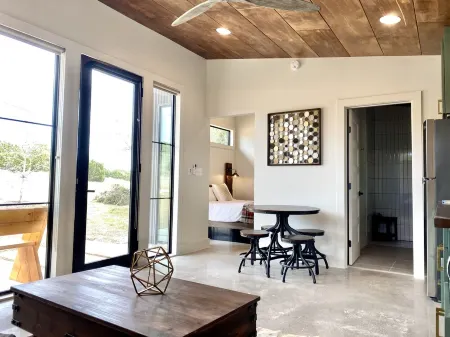 Cozy/Cute Tiny House close to wineries, wedding venues & outdoor fun Отели рядом с достопримечательностью «Ian's Chapel at Camp Lucy»