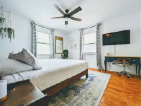 AMAZING Lake Views - Modern Luxury, Pet-friendly, Cowboy Pool, 2 King Beds!