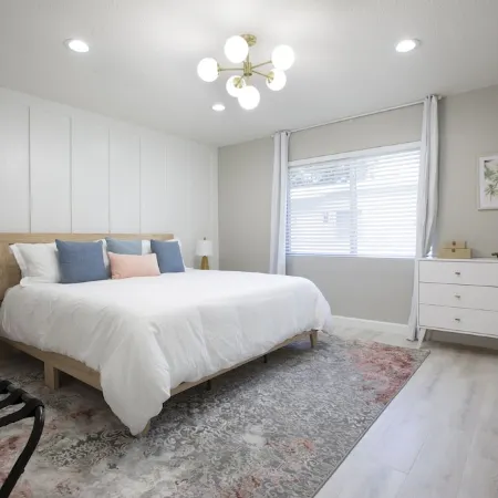 Downtown Pool Home| Mins to Beach | Cabana service