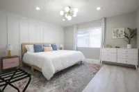 Downtown Pool Home| Mins to Beach | Cabana service