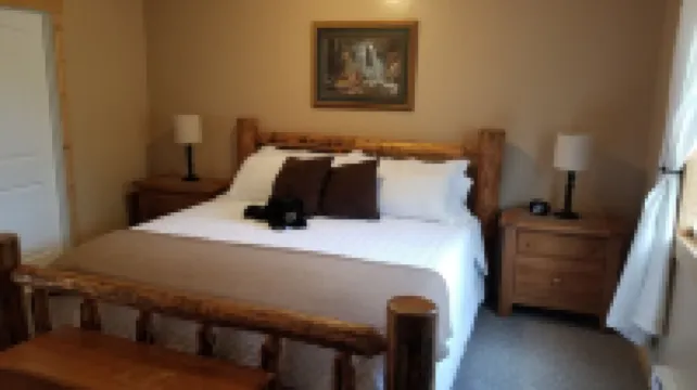 Life`s A Bear Retreat! COUPLES HOT TUB KING SIZE BED!