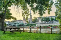 Apt with garden and parking on the banks of the Seine in front of the cathedral