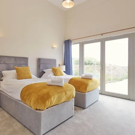 Luxury 2-Bed Cotswolds Barn with Private Hot Tub | Sleeps 4