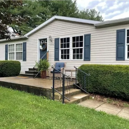 2.5 miles from Beaver Stadium our Charming 3-bedroom house with AC, WiFi