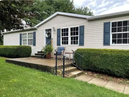 2.5 miles from Beaver Stadium our Charming 3-bedroom house with AC, WiFi