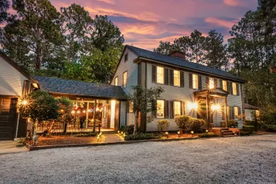 Your Private Clubhouse with Golf Simulator and Pool のホテル