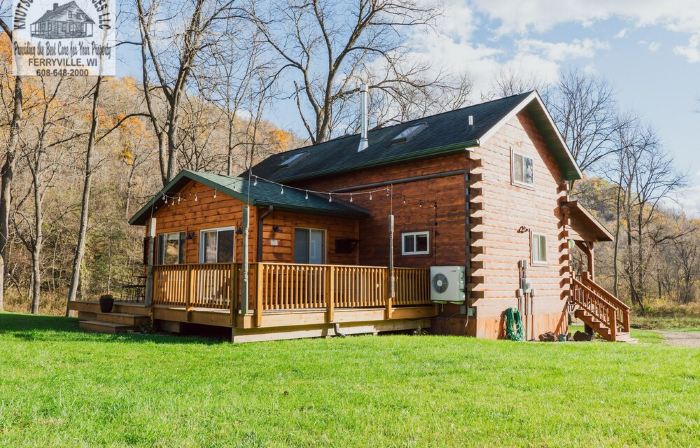 Romantic Secluded Creekside Cabin w/ Hot Tub, Private Escape