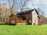 Romantic Secluded Creekside Cabin w/ Hot Tub, Private Escape Hotels in Freeman