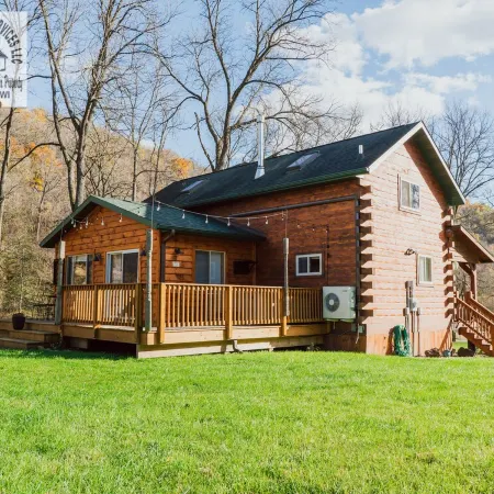 Romantic and Very Secluded Cozy Creekside Cabin with a Relaxing Hot Tub.