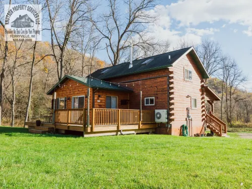 Romantic and Very Secluded Cozy Creekside Cabin with a Relaxing Hot Tub.