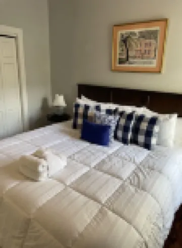 Historic King Bed Cottage, Pvt Parking, Pvt Patio, Flexible Cancellations