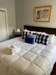 Historic King Bed Cottage, Pvt Parking, Pvt Patio, Flexible Cancellations