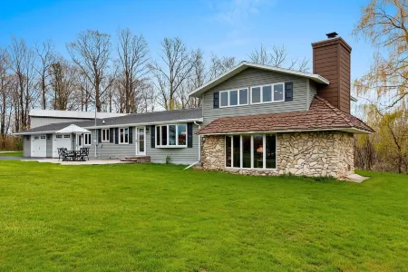 Beautiful Door County, Sturgeon Bay Home.  Fully Stocked