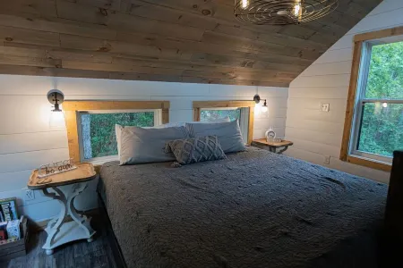 Secret Stash: Secluded Treehouse Overlooking Creek