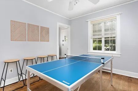 The Hawksbill Haus (w/ hot tub)