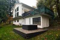 Riverside Retreat - Skagit River with hot tub+fire pit+views