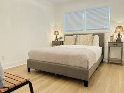 4169-Quaint, Newly renovated Hotels in Mid-City