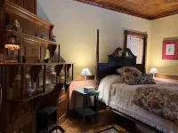 GORGEOUS FAMILY FRIENDLY VICTORIAN WITH ALL NATURAL CEDAR HOT TUB NEAR GORE MT