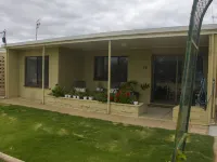 Lake Bonney Views - Cabin Retreat Hotels in Barmera