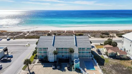 Summer Sale: Well-Stocked Gulf Front Retreat with Amazing Views! Community Pool!