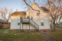 Lovely 2 Bedroom 1 block From the Town Square