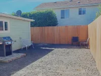 Charming 2-bedroom house with AC, WiFi in North Bend, pets ok, crabbing tools ノース・ベンドのホテル
