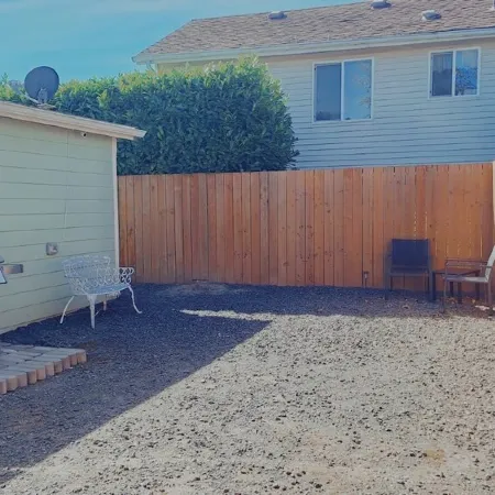 Charming 2-bedroom house with AC, WiFi in North Bend, pets ok, crabbing tools