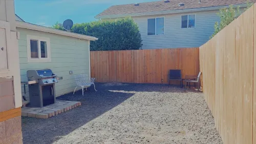 Charming 2-bedroom house with AC, WiFi in North Bend, pets ok, crabbing tools Hotels in North Bend