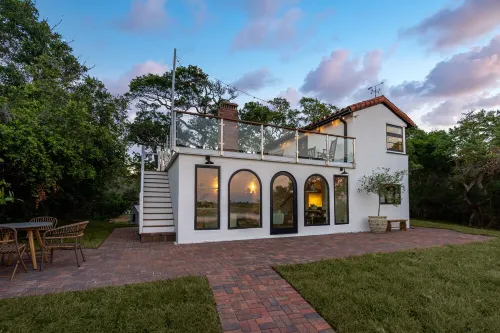 Marsh front villa on an acre. Private Dock + hot tub, steps from the beach