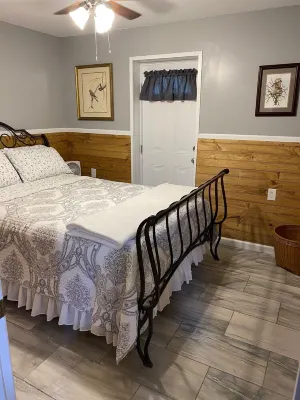 MT. Hideaway 2 bedroom, Lg. parking, .straight across from Buffalo MT. Trail 14