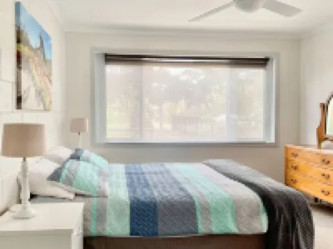 Sandy Bottom self-contained  unit - Hear the waves while you sleep. Hotels in Broulee