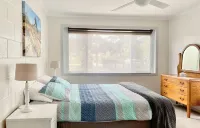 Sandy Bottom self-contained  unit - Hear the waves while you sleep. Hotels in Broulee