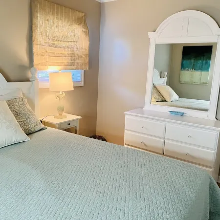 Treehouse Cottage Walk to Access 32, Whaley's & Bingo Boat Space + Beach Gear