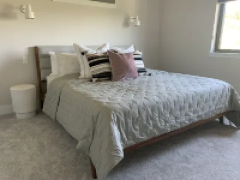 Get Away to White Salmon; Hot Tub, Pickle-Ball, Basketball, Fitness Room & More!