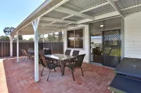 Perfect, quiet location, walking distance to Billabong, 8 Minute drive to town.. Hotels in Nichols Point