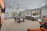Expansive 7 bedroom, 3 car garage, 2 hot tubs, paved roads, wifi & pool access