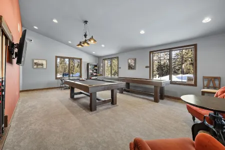 Stylish home with hot tub, pool access, wifi and garage