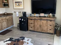 Kelly’s Casita with Gated Off Road Parking.  Private, Quiet, Clean, Comfortable. Hotels in Rio Rancho