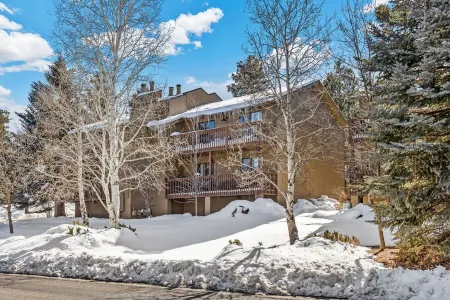 Cozy Retreat in Pines Mins/Downtown!