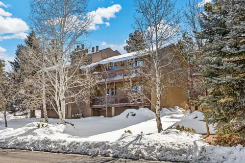 Cozy Retreat in Pines Mins/Downtown!