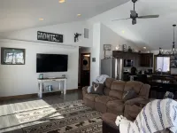 Newly built Sage Cabin -4 miles from YNP & Hot Springs in 13 acre horse ranch.