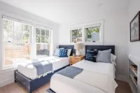 Lighthouse View Cape Porpoise Cottage Hotels in 