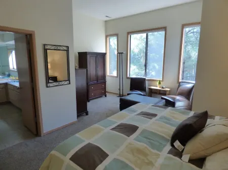 Newly Updated Townhouse, 2 Master Suites, Hot Tub, Bikes Отели в г. Санривер