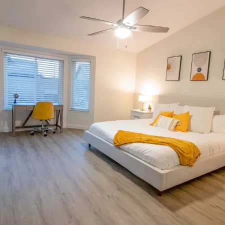 King Bed - Downtown Gilbert - Hot Tub, Pool, Entertainment, Arcades + Projector!