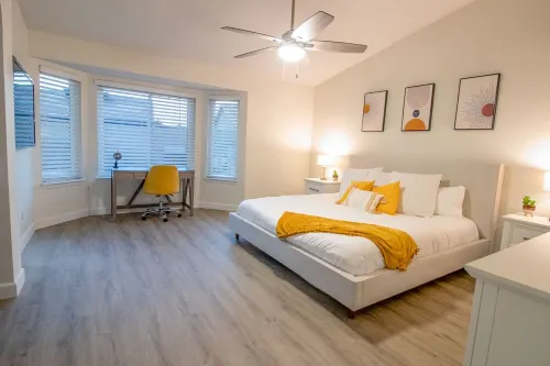 King Bed - Downtown Gilbert - Hot Tub, Pool, Entertainment, Arcades + Projector!
