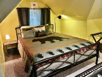 New Private Hot Tub • Couples Getaway• 2mi from Yosemite • Garden Patio
